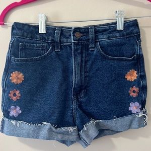 Hollister 3” Ultra High Rise Mom Short, women’s 24, floral embroidery